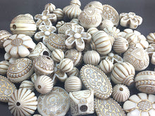 画像をギャラリービューアに読み込む, 【送料無料】【ワンコイン500円ぽっきり】【たっぷり人気アクリルビーズミックス『クラウンベージュ』】 約8-21mm 約50g 【福袋】