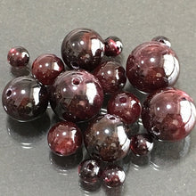 画像をギャラリービューアに読み込む, 【ワンコイン500円ぽっきり】【天然石ガーネットミックス(天然)】 ラウンド約4-10mm 約11g【パワーストーン・天然石・ビーズ・天然石ビーズ・パワーストーンビーズ・パワ-スト-ン・パワ-スト-ン】