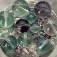 画像をギャラリービューアに読み込む, 【ワンコイン500円ぽっきり】【天然石レインボーフローライトミックス(天然)】 ラウンド約4-10mm 約12g