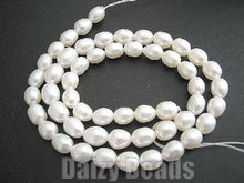 画像をギャラリービューアに読み込む, 【天然石ビーズ】【淡水パール(天然) ホワイト】 Cグレード ライス型 約5-6mm (サイズ表示は厚さです) 1連(約36-38cm)