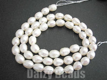 画像をギャラリービューアに読み込む, 【天然石ビーズ】【淡水パール(天然) ホワイト】 Cグレード ライス型 約6-7mm (サイズ表示は厚さです) 1連(約36-38cm)