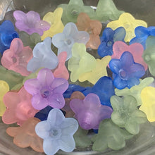 画像をギャラリービューアに読み込む, 【5パック分おまとめセット】【アクリルビーズ】 フロストフラワー 約10x7mm 約33個 【アクリル・アクリルビーズ・ビーズ・ビーズパーツ・パーツ・アクリルパーツ・プラスチックビーズ】
