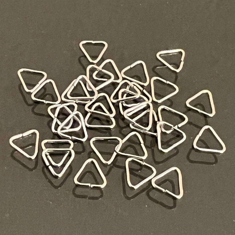 【三角カン ステンレス SUS304 パーツ 金具】 【カラー:ステンレス】 約4.5x0.5mm 約27個 アレルギー対応 金属アレルギー対応 ハンドメイドパーツ 手作り おすすめ